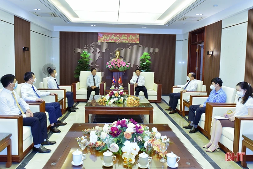 Tổng Lãnh sự quán CHDCND Lào chào xã giao lãnh đạo Hà Tĩnh