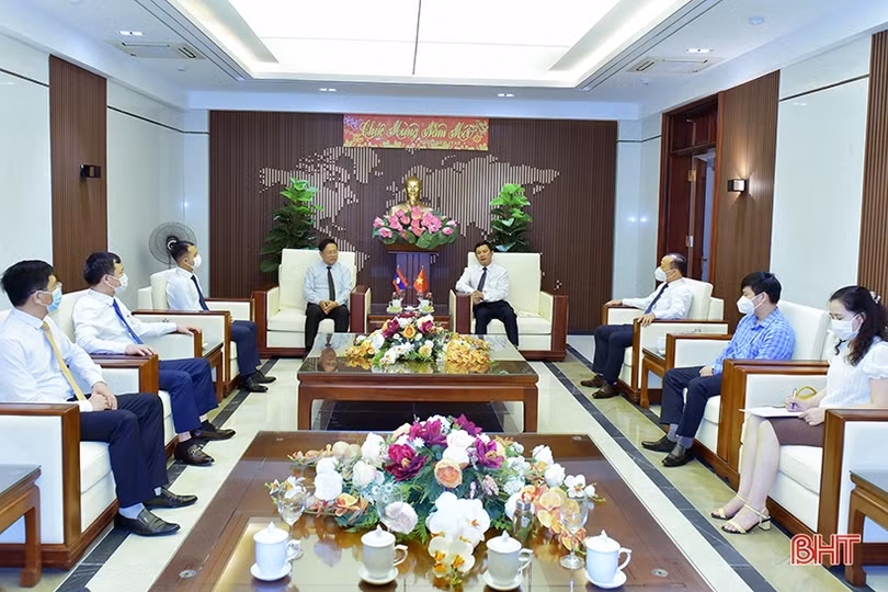 Tổng Lãnh sự quán CHDCND Lào chào xã giao lãnh đạo Hà Tĩnh