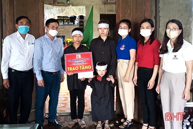 Trao hỗ trợ 38 triệu đồng cho 3 gia đình trẻ mồ côi ở phường Đậu Liêu