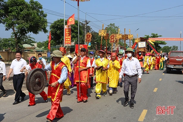 Đón nhận bằng Di tích LSVH cấp tỉnh Nhà thờ Phan Công Tăng ở Thượng Lộc