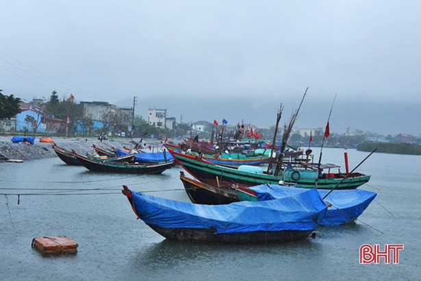 Biển động mạnh, gần 380 tàu thuyền đã tránh trú an toàn ở Lộc Hà