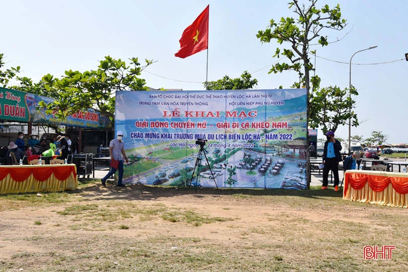 Phố biển Lộc Hà rộn ràng trước ngày khai trương mùa du lịch mới