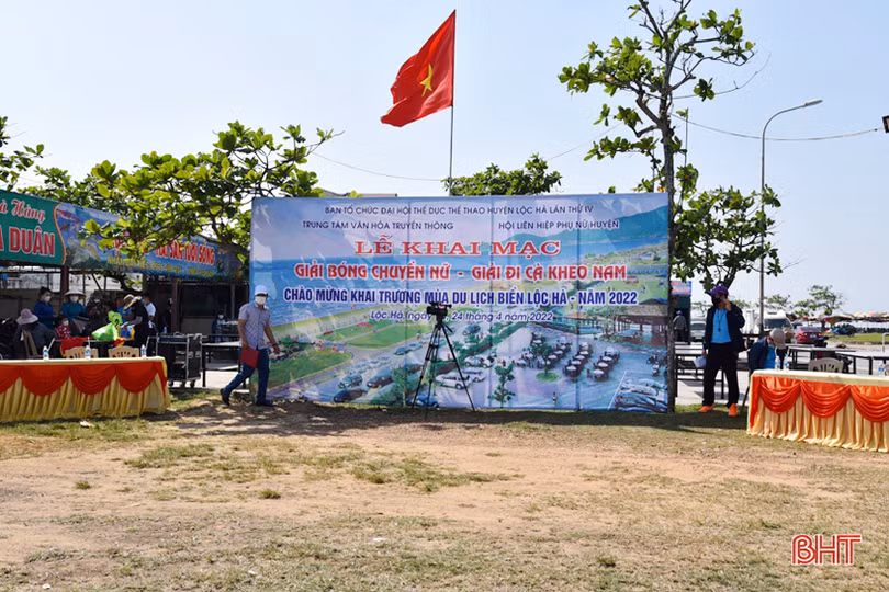 Phố biển Lộc Hà rộn ràng trước ngày khai trương mùa du lịch mới