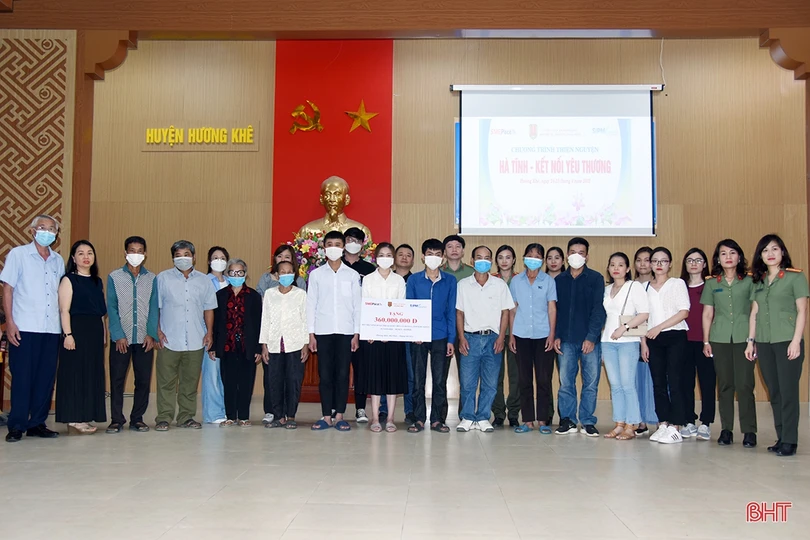 Trao hỗ trợ 900 triệu đồng cho hộ nghèo, gia đình chính sách và học sinh, sinh viên ở Hương Khê