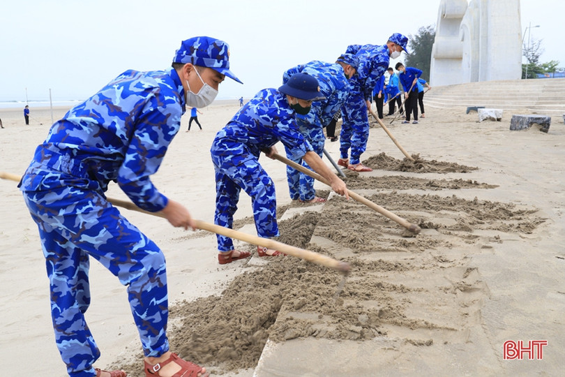 Thanh niên Nghi Xuân và Hải đội 102 ra quân làm sạch bãi biển