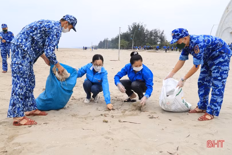 Thanh niên Nghi Xuân và Hải đội 102 ra quân làm sạch bãi biển