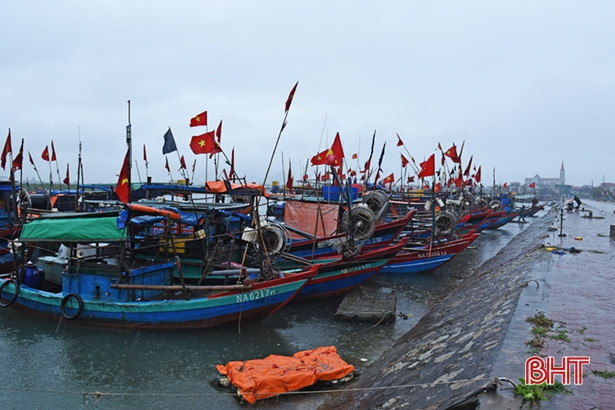 Biển động mạnh, gần 380 tàu thuyền đã tránh trú an toàn ở Lộc Hà