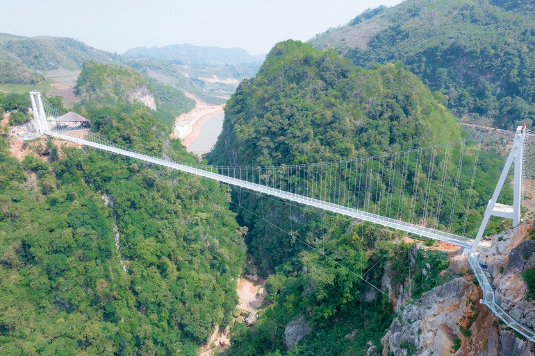 Việt Nam sắp khánh thành cây cầu kính qua vách núi dài nhất thế giới - 1 Việt Nam sắp khánh thành cây cầu kính qua vách núi dài nhất thế giới