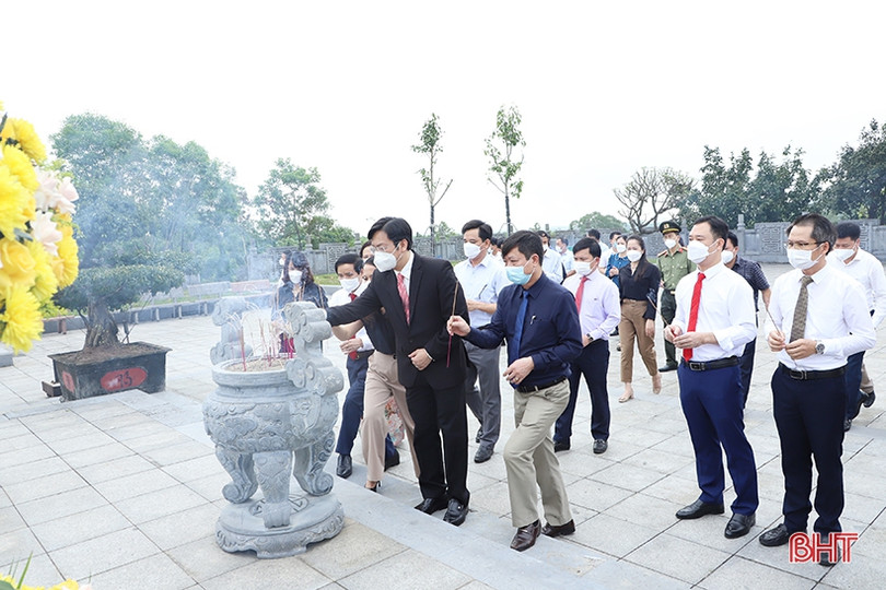 Lãnh đạo Hà Tĩnh dâng hương tưởng nhớ cố Tổng Bí thư Hà Huy Tập