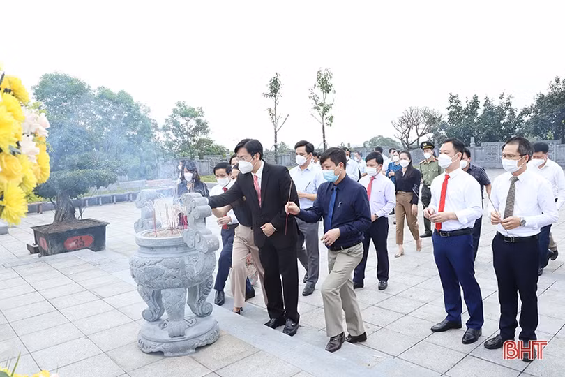 Lãnh đạo Hà Tĩnh dâng hương tưởng nhớ cố Tổng Bí thư Hà Huy Tập