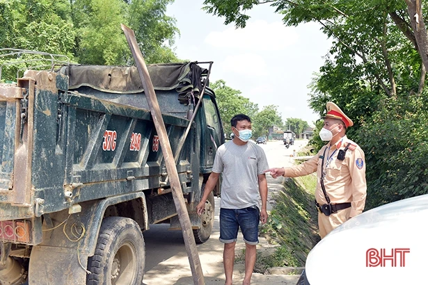 Hà Tĩnh kiên quyết xử lý xe quá khổ, quá tải, đảm bảo ATGT dịp lễ 30/4 và 1/5