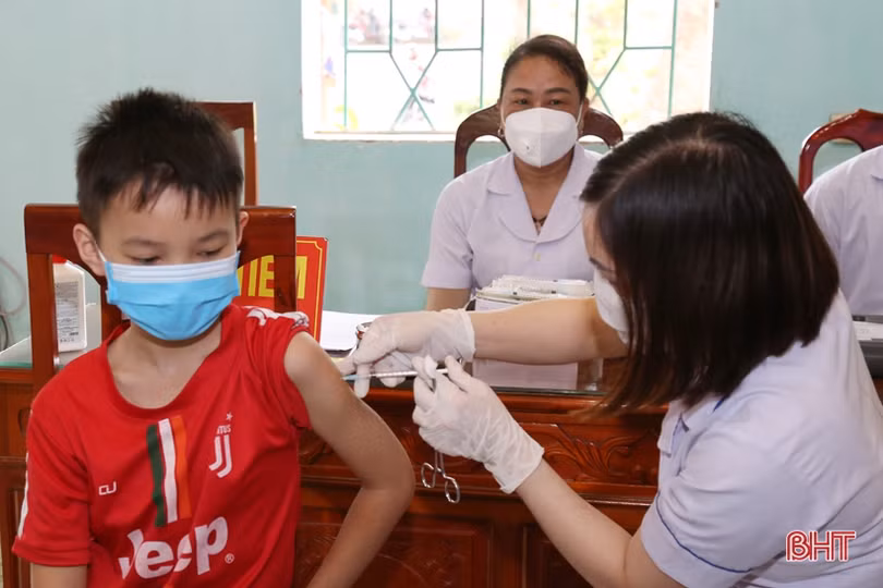 240 học sinh lớp 6 đầu tiên ở Hà Tĩnh được tiêm vắc-xin phòng COVID-19