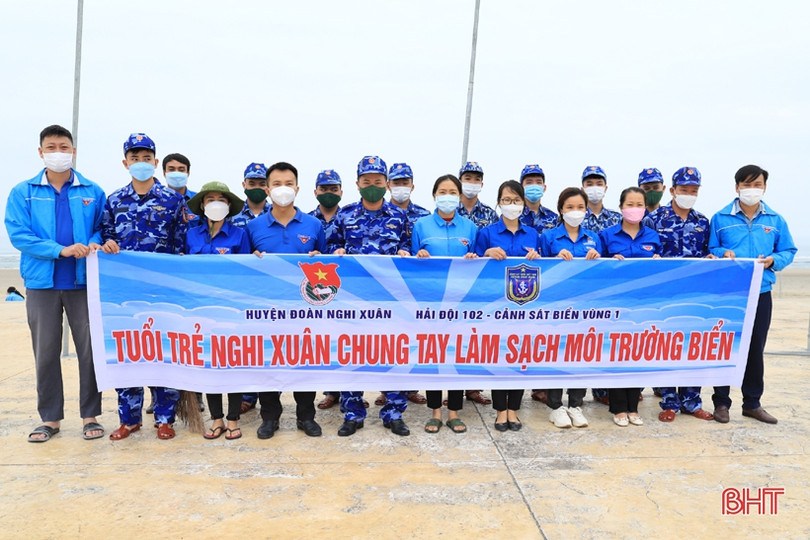 Thanh niên Nghi Xuân và Hải đội 102 ra quân làm sạch bãi biển