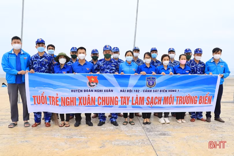 Thanh niên Nghi Xuân và Hải đội 102 ra quân làm sạch bãi biển