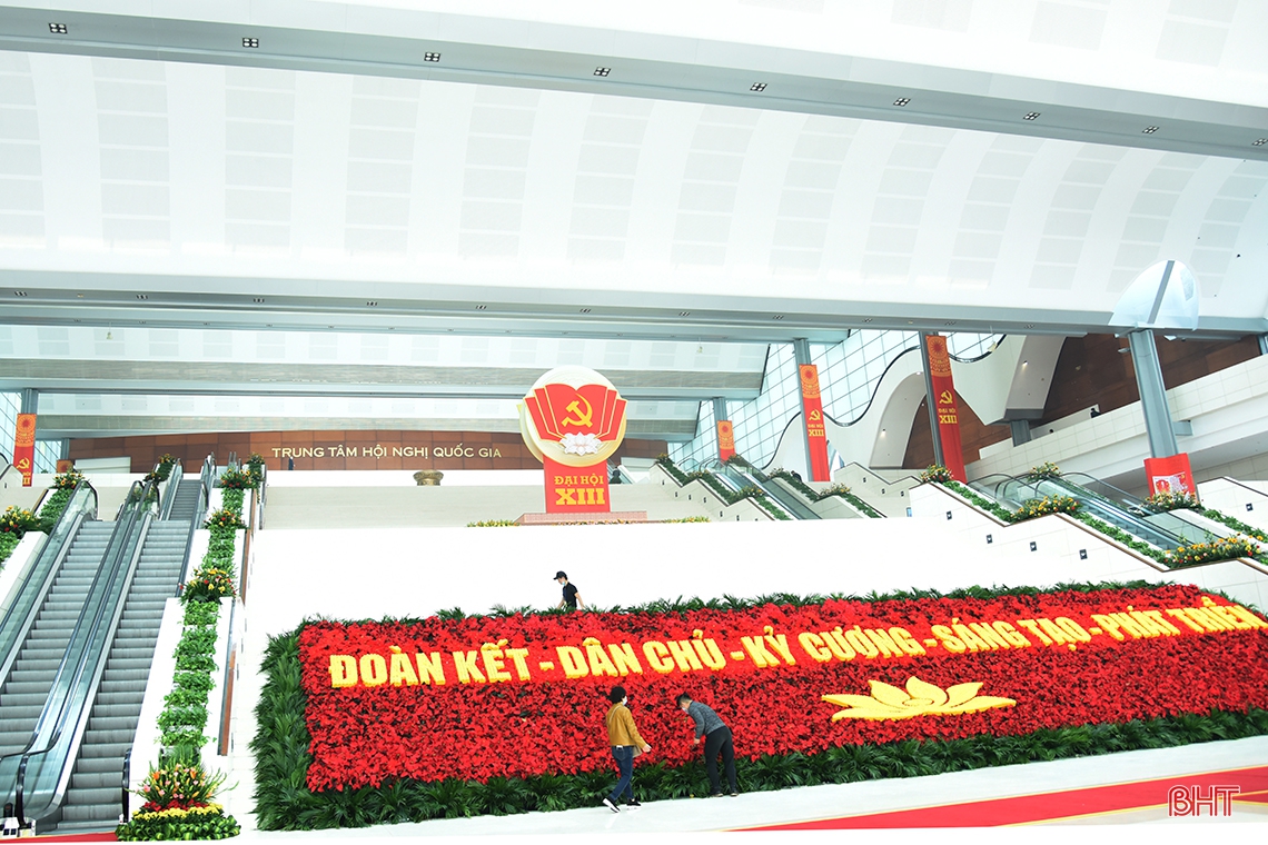Đại biểu tỉnh Hà Tĩnh tham quan triển lãm tại Trung tâm Hội nghị Quốc gia trước ngày khai mạc Đại hội XIII của Đảng