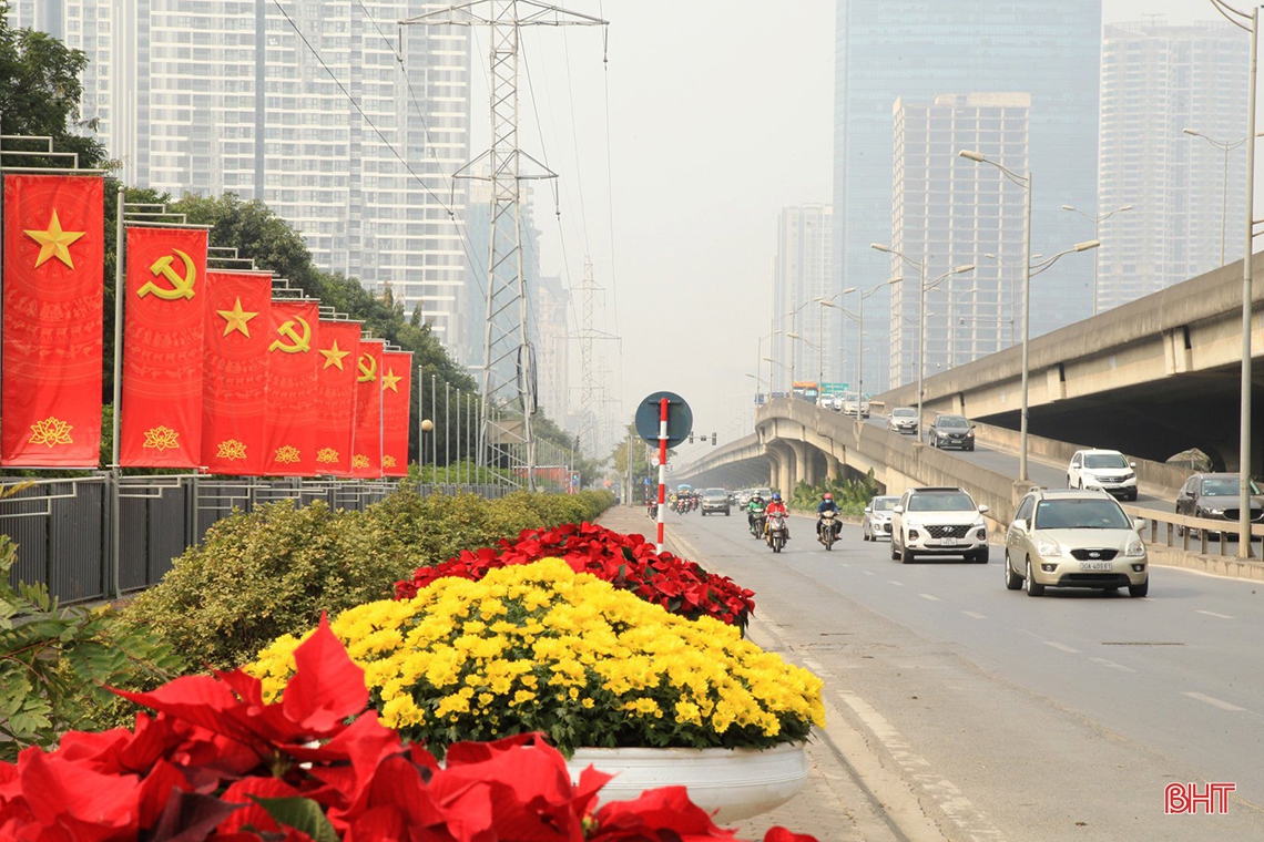 Đại biểu tỉnh Hà Tĩnh tham quan triển lãm tại Trung tâm Hội nghị Quốc gia trước ngày khai mạc Đại hội XIII của Đảng
