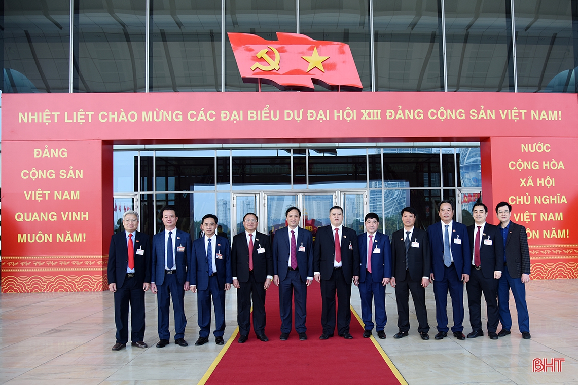 Đại biểu tỉnh Hà Tĩnh tham quan triển lãm tại Trung tâm Hội nghị Quốc gia trước ngày khai mạc Đại hội XIII của Đảng