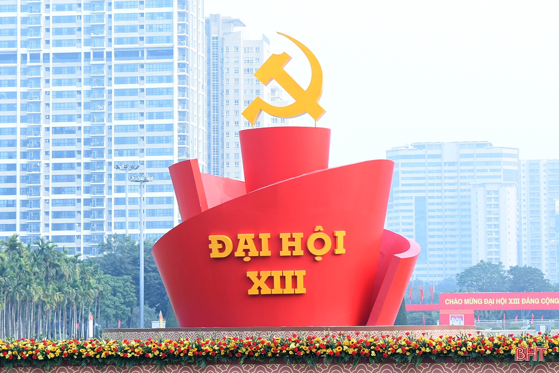 Đại biểu tỉnh Hà Tĩnh tham quan triển lãm tại Trung tâm Hội nghị Quốc gia trước ngày khai mạc Đại hội XIII của Đảng