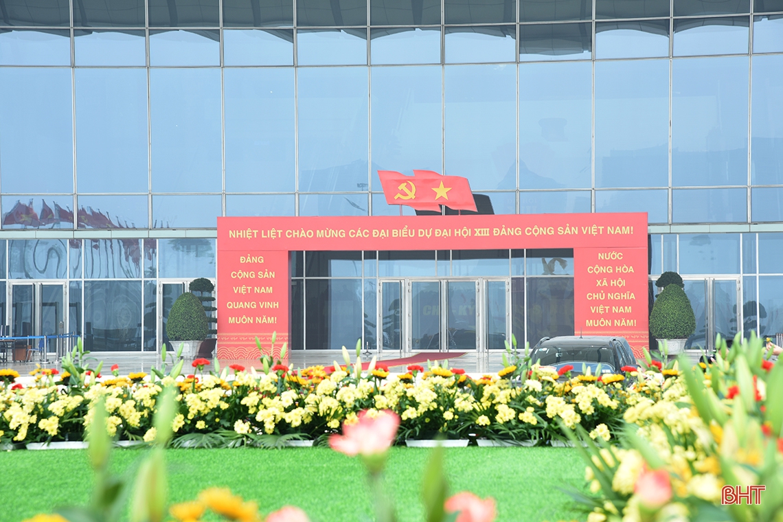 Đại biểu tỉnh Hà Tĩnh tham quan triển lãm tại Trung tâm Hội nghị Quốc gia trước ngày khai mạc Đại hội XIII của Đảng