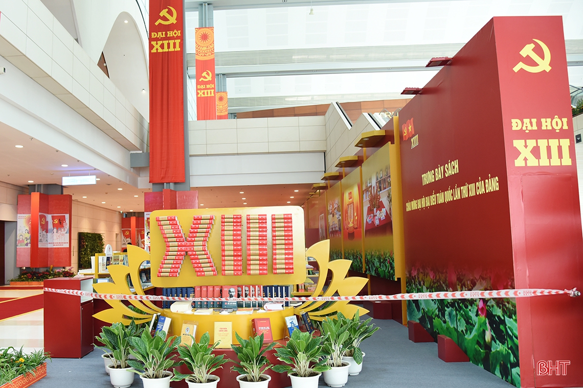 Đại biểu tỉnh Hà Tĩnh tham quan triển lãm tại Trung tâm Hội nghị Quốc gia trước ngày khai mạc Đại hội XIII của Đảng