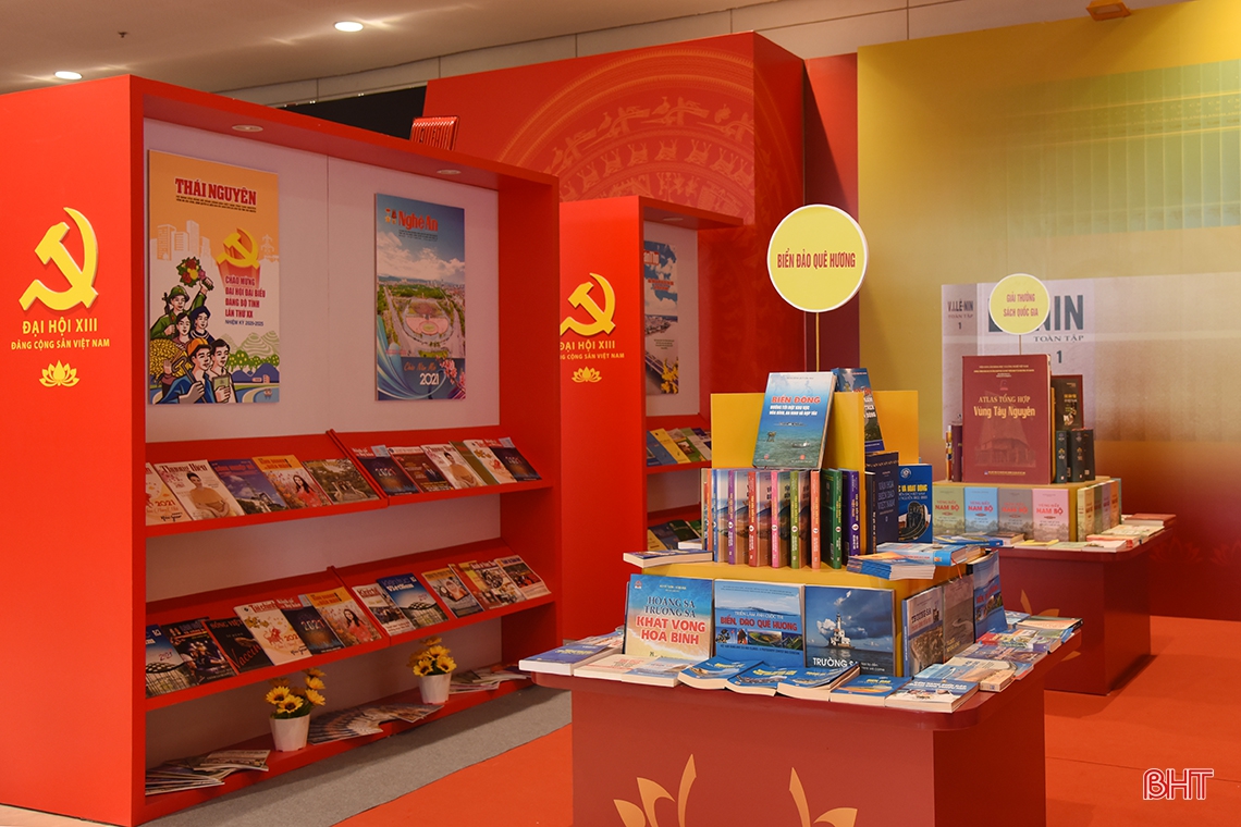 Đại biểu tỉnh Hà Tĩnh tham quan triển lãm tại Trung tâm Hội nghị Quốc gia trước ngày khai mạc Đại hội XIII của Đảng