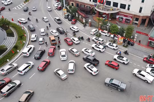 Lưu thông qua vòng xuyến, vì sao còn lộn xộn?