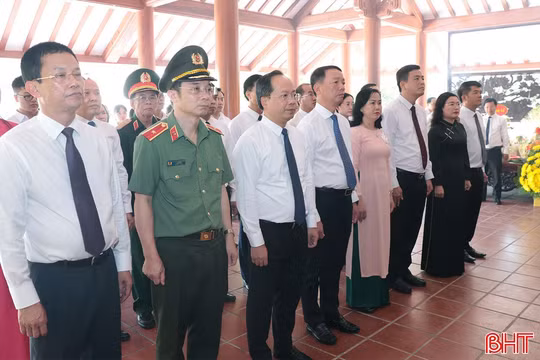 Bí thư Tỉnh ủy và Chủ tịch UBND tỉnh dâng hương tại các nghĩa trang Trường Sơn, Đường 9