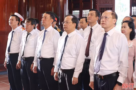 Lãnh đạo Hà Tĩnh dâng hương tưởng niệm Chủ tịch Hồ Chí Minh và các anh hùng liệt sĩ