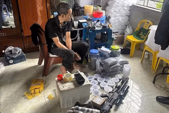 Cảnh sát đột kích nhiều xưởng chế tạo súng đạn