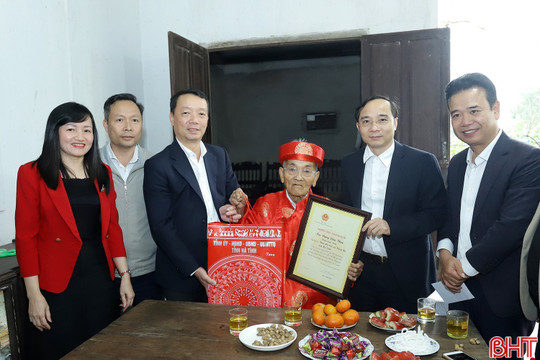 Chủ tịch UBND tỉnh tặng quà Tết gia đình chính sách, chúc thọ người cao tuổi