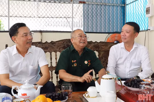 Chủ tịch UBND tỉnh Phan Thiên Định thăm hỏi, tặng quà gia đình có công với cách mạng