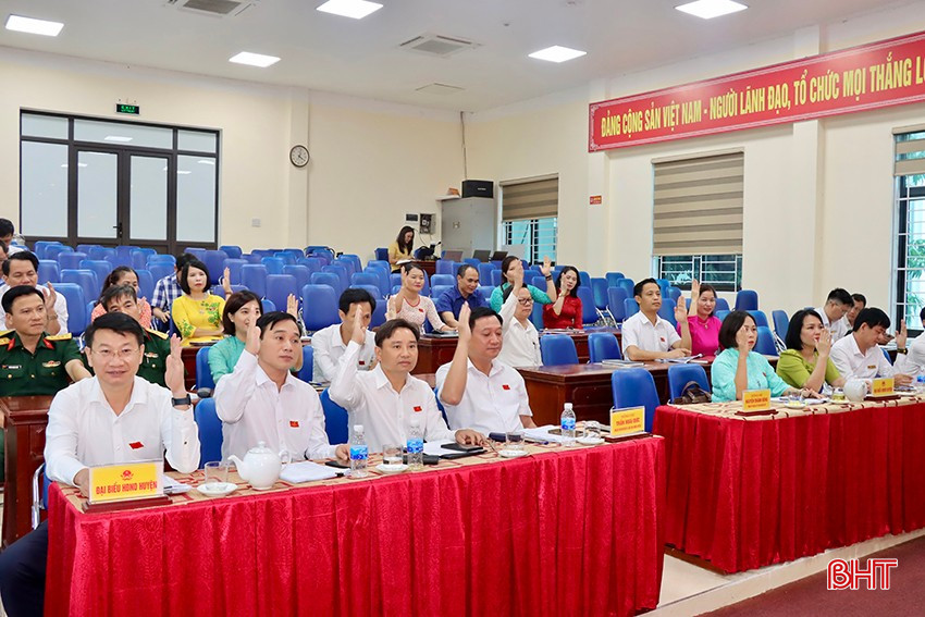 Các đại biểu biểu quyết thông qua các nghị quyết, tờ trình được trình bày tại kỳ họp. bqbht_br_i4.jpg