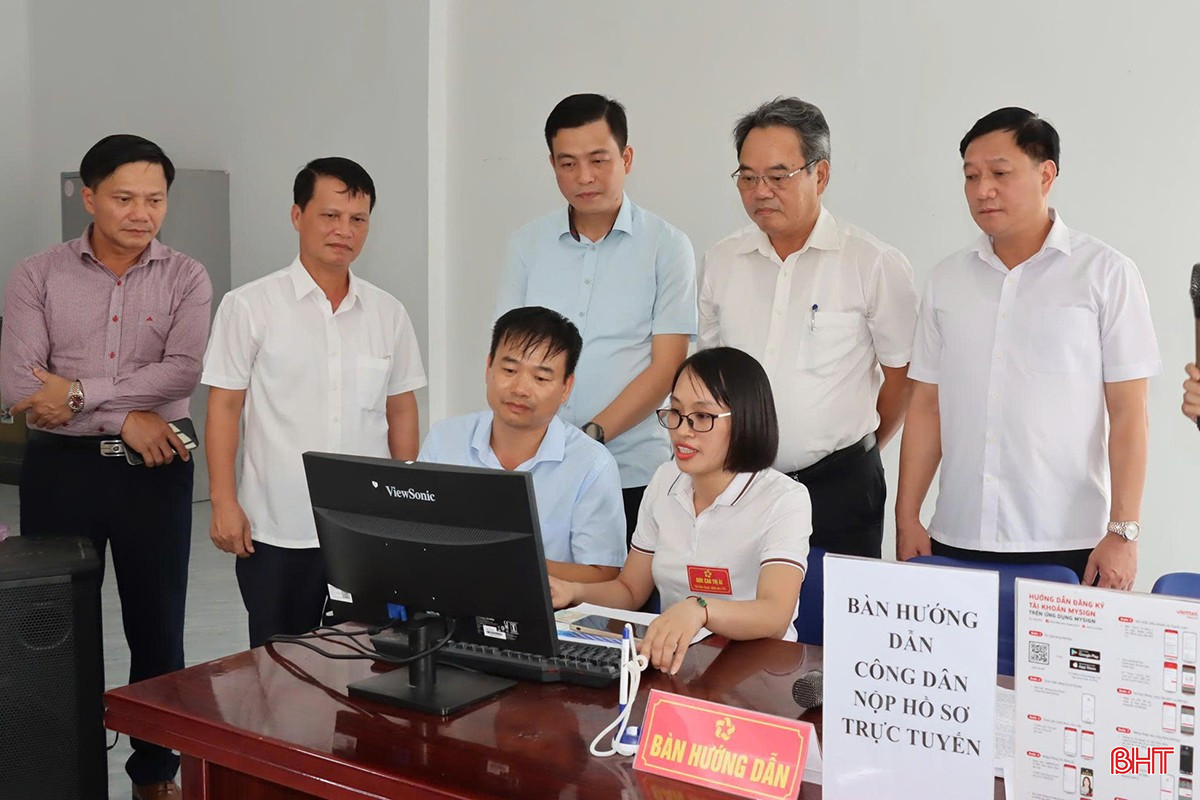 Trưởng ban Nội chính Tỉnh ủy Nguyễn Đình Hải và lãnh đạo huyện Đức Thọ kiểm tra công tác chuẩn bị vận hành chính quyền hai cấp. bqbht_br_l7.jpg