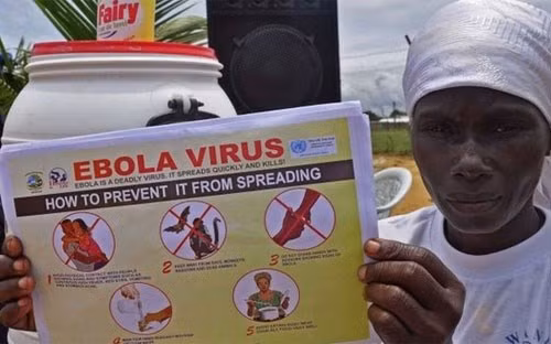Trái với những lời đồn thổi, virus Ebola không tồn tại được trong không khí. Loại virus này lây truyền từ động vật sang người hoặc từ người sang người thông qua tiếp xúc với dịch tiết cơ thể như mồ hôi, máu… - Ảnh: AP.
