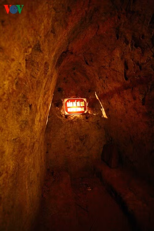 Hầm để vũ khí. Giếng nước sinh hoạt. Địa đạo Vịnh Mốc có 3 giếng nước. Nhà hộ sinh. 17 đứa trẻ đã ra đời trong lòng địa đạo Hầm để vũ khí. Giếng nước sinh hoạt. Địa đạo Vịnh Mốc có 3 giếng nước. Nhà hộ sinh. 17 đứa trẻ đã ra đời trong lòng địa đạo