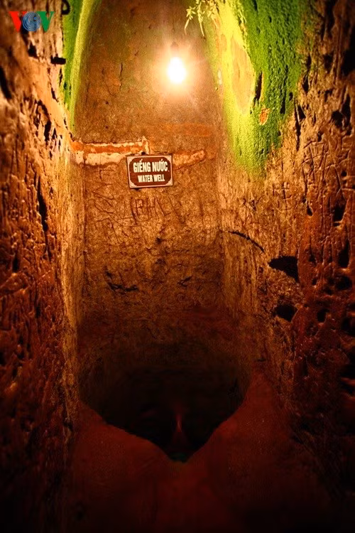 Hầm để vũ khí. Giếng nước sinh hoạt. Địa đạo Vịnh Mốc có 3 giếng nước. Nhà hộ sinh. 17 đứa trẻ đã ra đời trong lòng địa đạo Hầm để vũ khí. Giếng nước sinh hoạt. Địa đạo Vịnh Mốc có 3 giếng nước. Nhà hộ sinh. 17 đứa trẻ đã ra đời trong lòng địa đạo