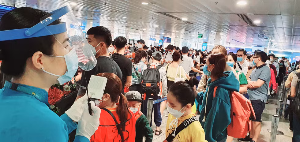 Sân bay Tân Sơn Nhất đông nghẹt người về quê ăn Tết
