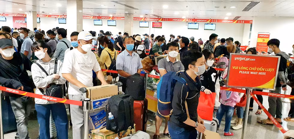 Sân bay Tân Sơn Nhất đông nghẹt người về quê ăn Tết