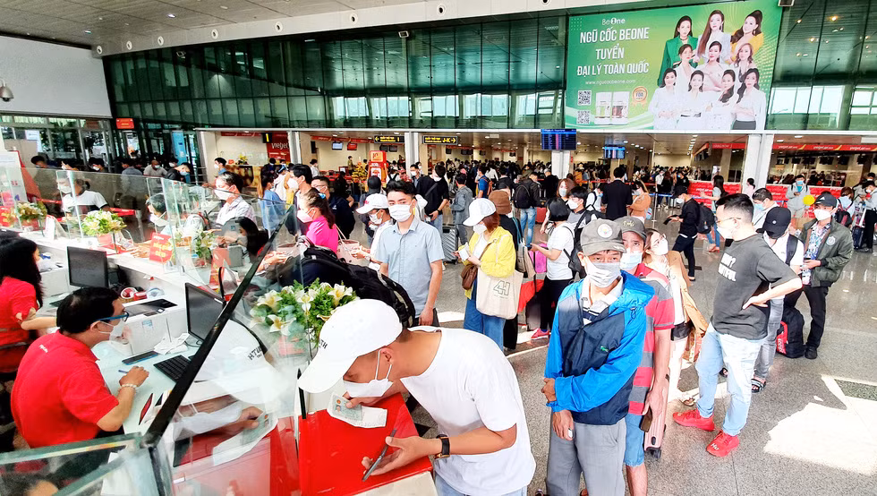 Sân bay Tân Sơn Nhất đông nghẹt người về quê ăn Tết