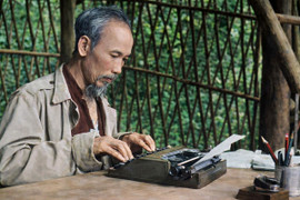 Bác Hồ viết câu đối Tết