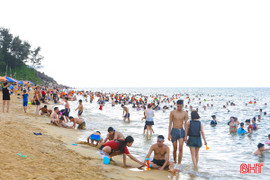 Biển Hà Tĩnh nườm nượp du khách 