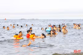 Biển Hà Tĩnh nườm nượp du khách 