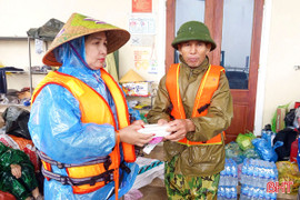 Nóng hổi những suất cơm nghĩa tình ở vùng lũ