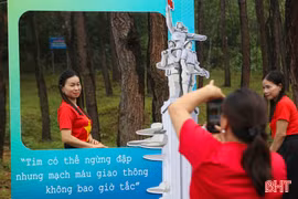 Sáng 25/4, Ngã ba Đồng Lộc đón gần 2.000 lượt khách