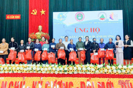 Trao 400 suất quà cho hội viên phụ nữ Hà Tĩnh bị ảnh hưởng bão số 10