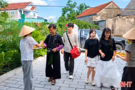 Theo chân Tráng A Chu khám phá làng biển Hà Tĩnh