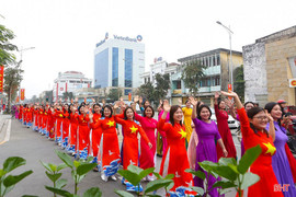 Từ "viên gạch hồng" đến sản phẩm OCOP: Phụ nữ Hà Tĩnh thắp sáng phong trào thi đua
