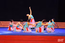 Sẵn sàng tham dự hội diễn nghệ thuật "Câu hò nối những dòng sông"