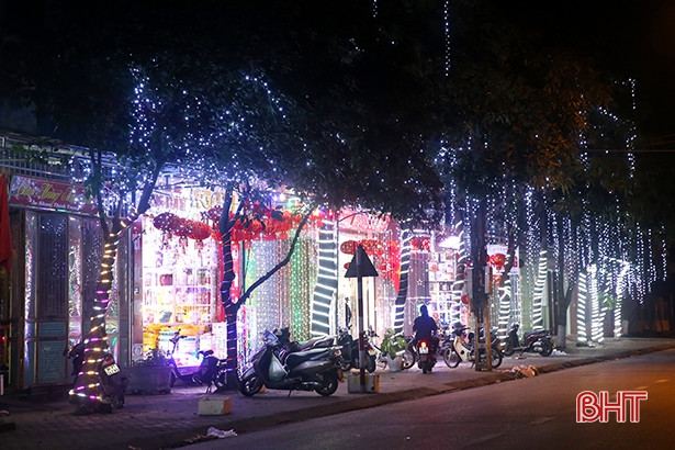 Thành Sen “lên đèn” sẵn sàng chào đón xuân Kỷ Hợi