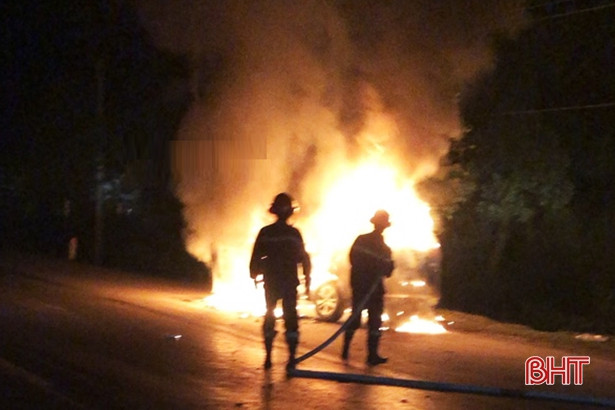 Đậu ô tô bên đường để ngủ, bất ngờ xe bốc cháy, 3 người thoát nạn